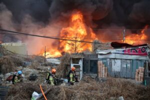 Residents flee as fire devastates Seoul shanty town