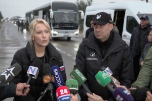 Aid convoy enters besieged Ukrainian town Oleshky